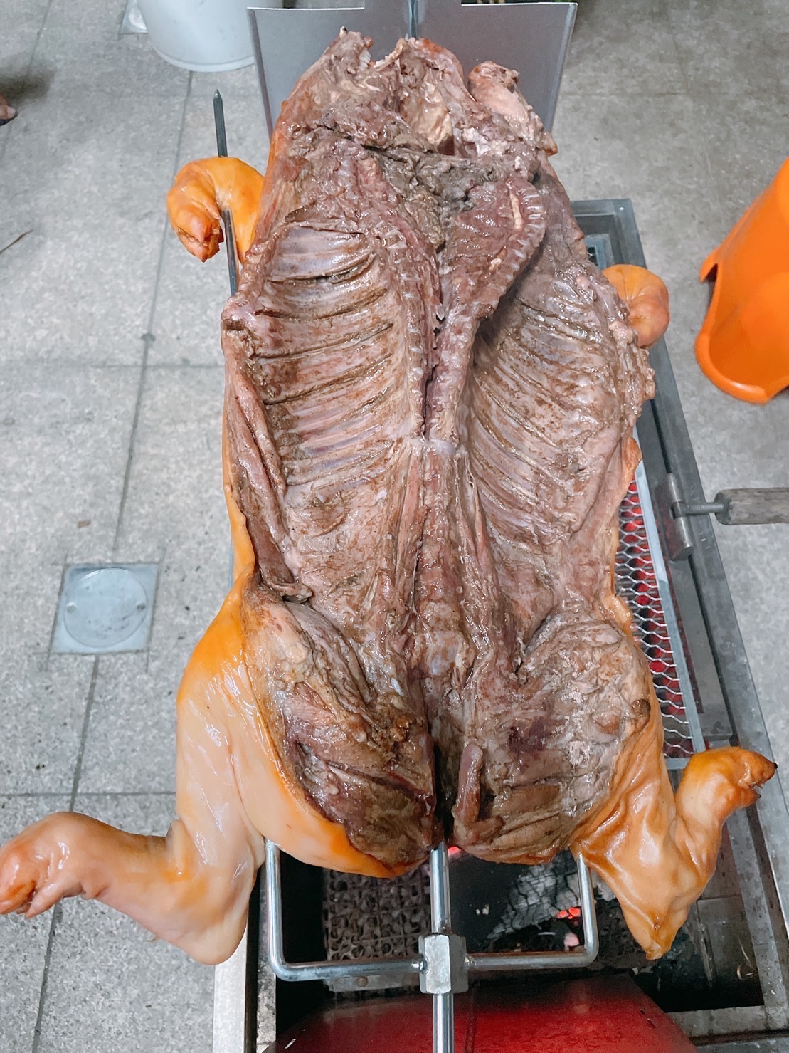 【鮮到貨】中秋脆皮燒烤乳豬5.5~6斤(附烤肉架+烤肉醬) 約8~10人份